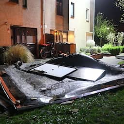 Video | Daken van huizen gewaaid en bomen omver door hevige wind