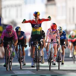 Puck Pieterse grijpt net naast ritzege in Tour, Demi Vollering behoudt tweede plek