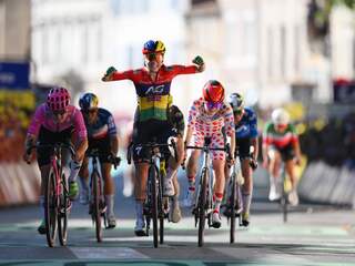 Puck Pieterse grijpt net naast ritzege in Tour, Demi Vollering behoudt tweede plek