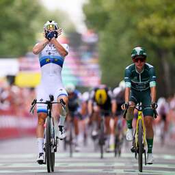 Wiebes klopt nieuwe geletruidrager Vos in derde Tour-rit, Vollering hard ten val