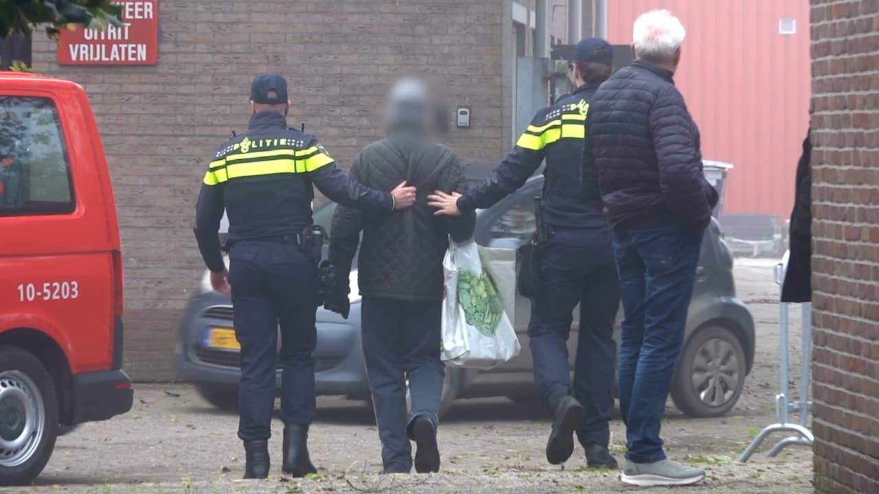 Verwarde man wordt afgevoerd nadat hij op Willem-Alexander is afgerend