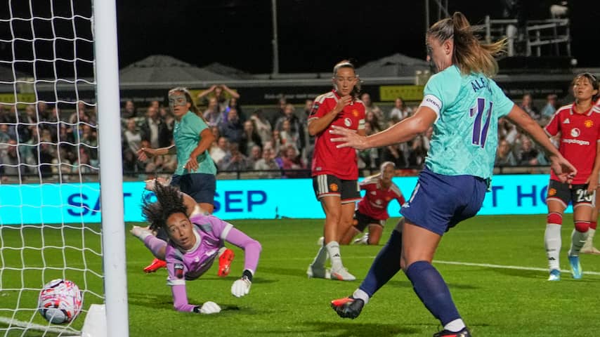 Van de Donk scoort met hak bij officieel debuut topaankoop Putellas in Engeland