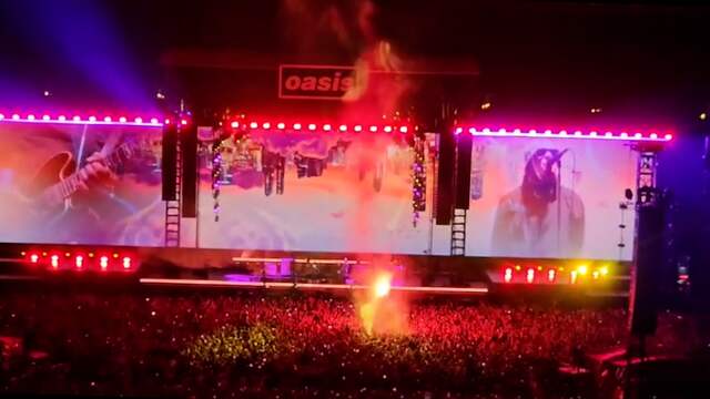 Liam Gallagher boos omdat fakkel in menigte eindigt bij concert Oasis