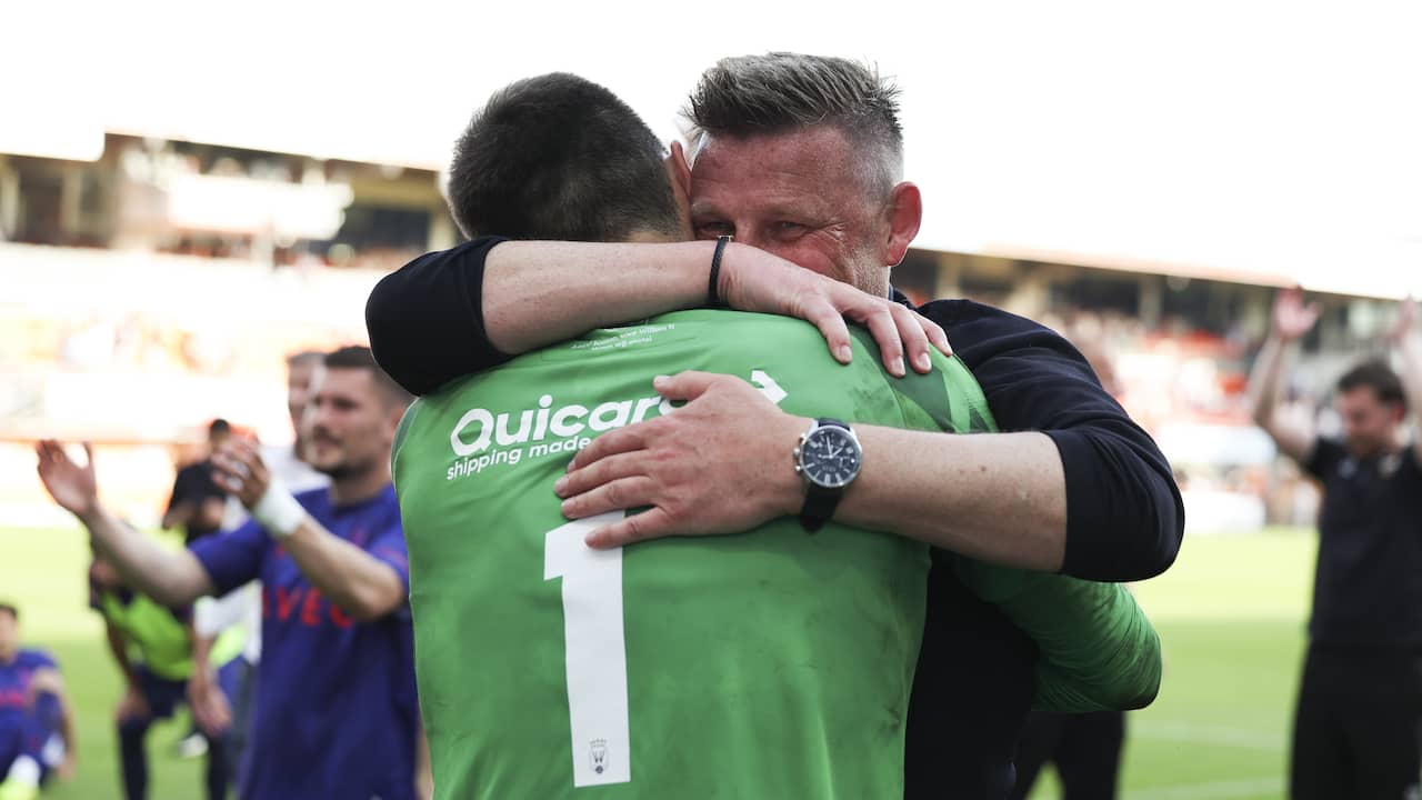 Willem II-trainer Stegeman huilt na promotie: 'Ik dacht aan mijn vader'
