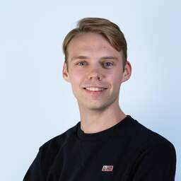 Foto bij Voetballer Wout Weghorst verloofd met jeugdliefde Nikki van Esch: 'Yes'