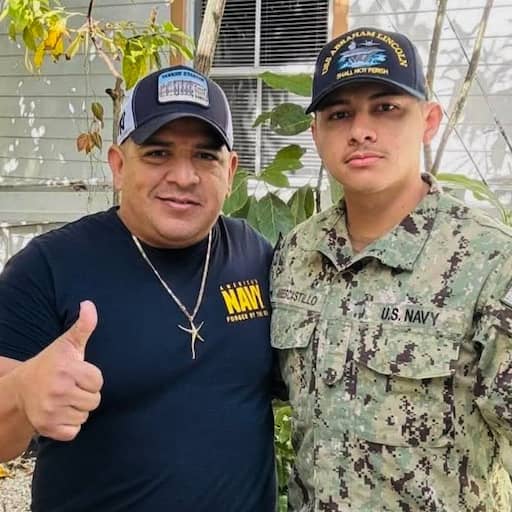 Vader van Amerikaanse militair die op vliegdekschip zit gearresteerd door ICE