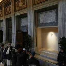In beeld | Eerste gelovigen bezoeken graftombe van paus Franciscus in Rome