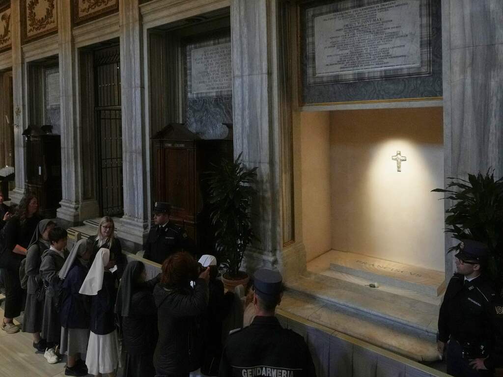 Eerste gelovigen bezoeken graftombe van paus Franciscus in Rome