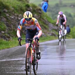 Anna van der Breggen grijpt rode trui na heroïsche zege in voorlaatste Vuelta-rit