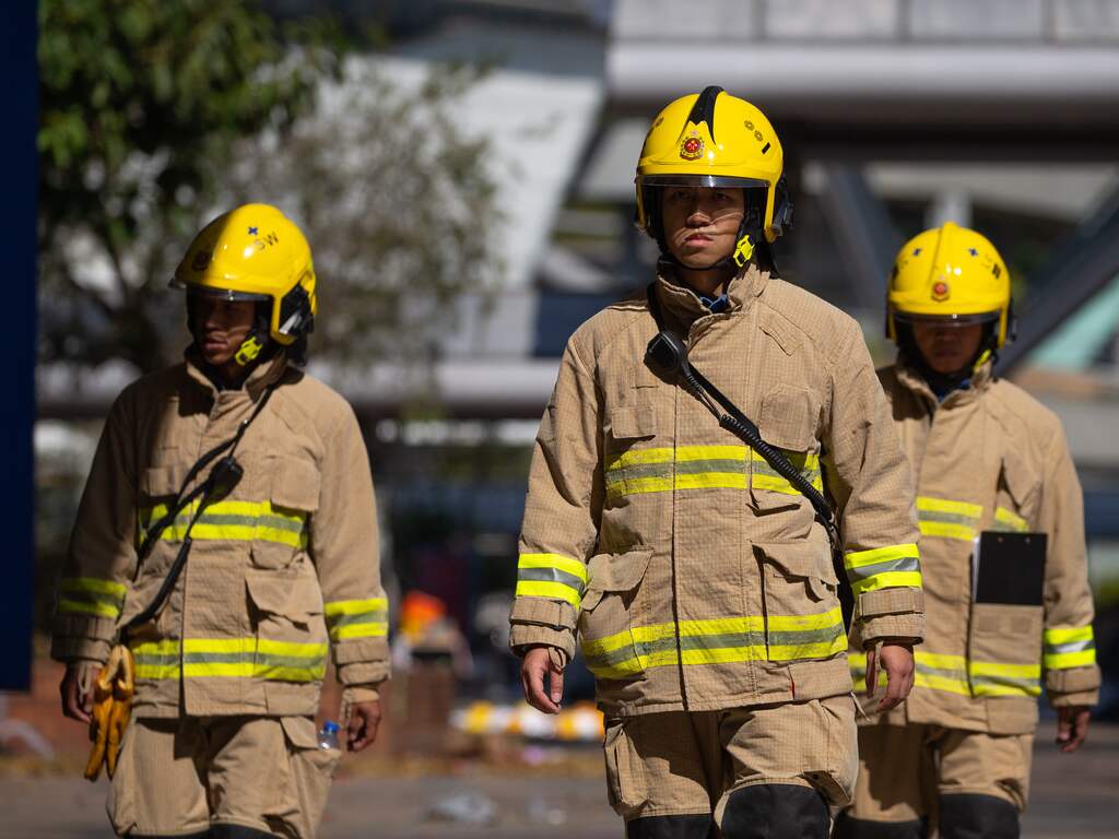 Zeker 150 mensen vast op dak World Trade Centre Hongkong na grote brand
