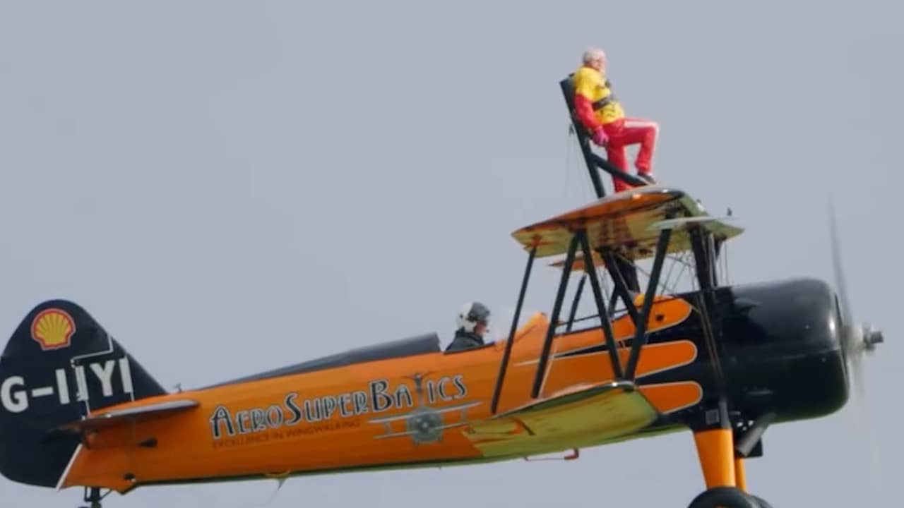99-jarige Britse breekt record als oudste wingwalker ter wereld