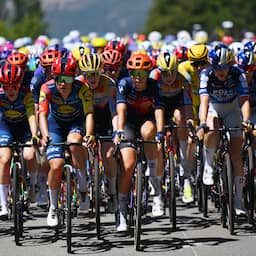 Live Tour | Peloton onderweg naar Mont Ventoux, Pieterse steviger in bolletjestrui