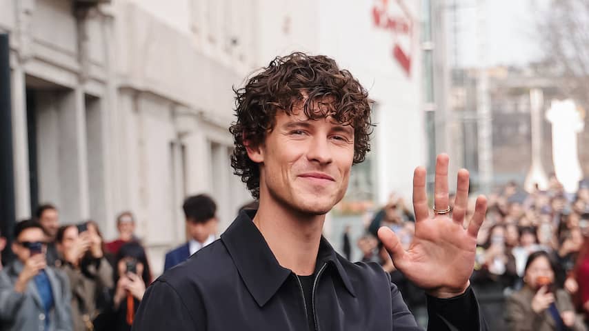 Foto bij Shawn Mendes bevestigt relatie met Braziliaanse actrice op haar verjaardag