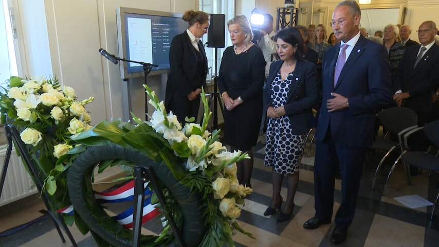 Arib en Broekers-Knol leggen krans tijdens Indië-herdenking