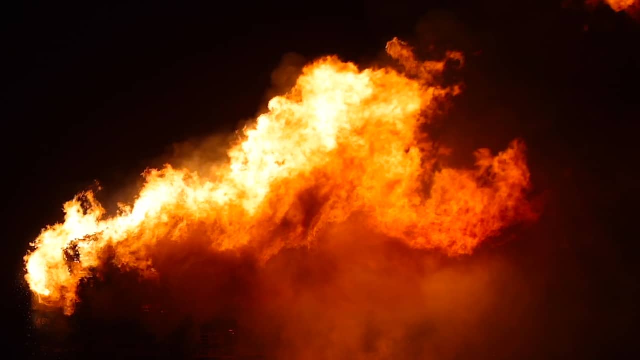 Video | Toeschouwers bekijken gigantisch vreugdevuur in Duindorp
