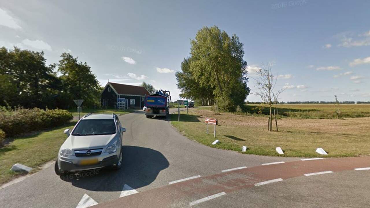Man rijdt tegen boom in Geersdijk
