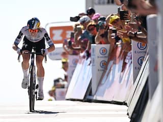 Aanval Vollering op Mont Ventoux komt te laat, Niewiadoma pakt geel in Tour
