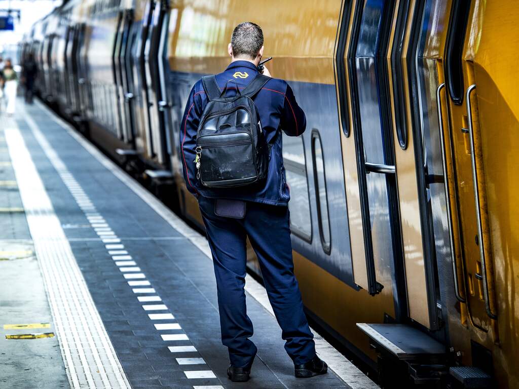 Conducteur geschopt, geslagen en van trap geduwd door groep jongeren