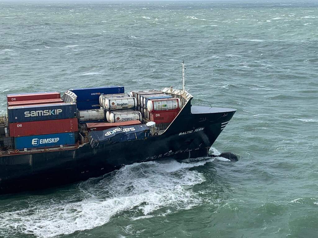 Vrachtschip verliest vijf containers voor de kust van Ameland