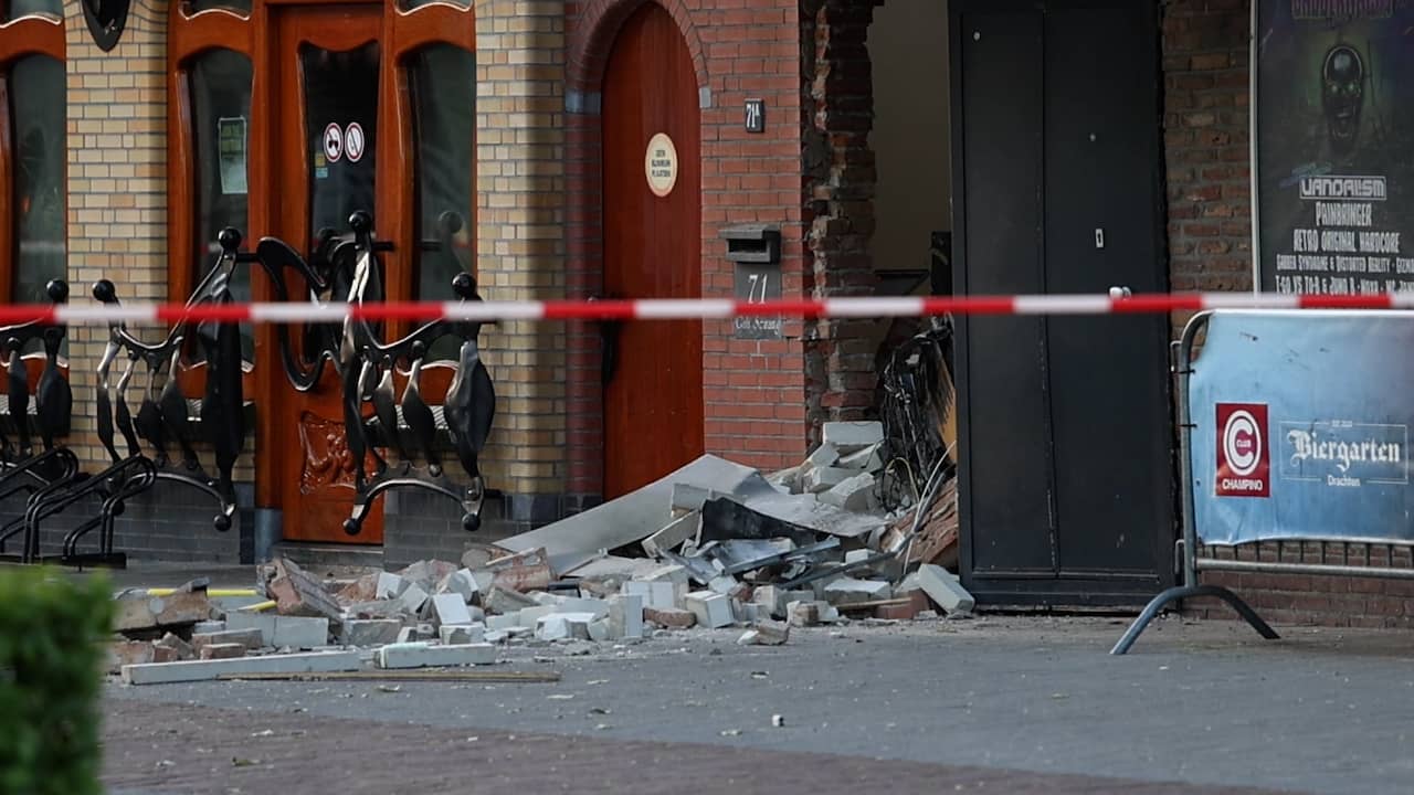 Video | Straat met puin bezaaid na plofkraak in Drachten