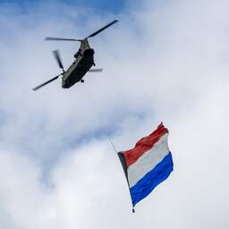 Video | Chinook vliegt met enorme Nederlandse vlag boven Wageningen