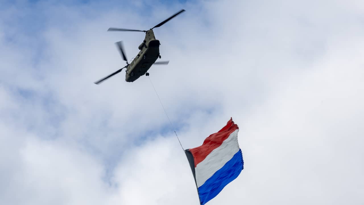 Video | Chinook vliegt met enorme Nederlandse vlag boven Wageningen op Bevrijdingsdag