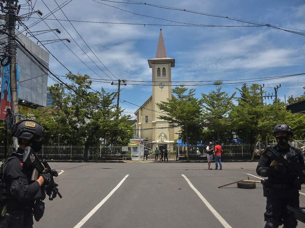 Bomaanslag Indonesische kerk: daders overleden en twintig gewonden