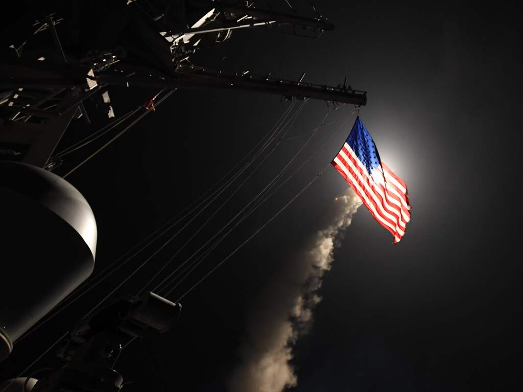 De VS heeft het Syrische leger nog niet eerder direct aangevallen. Het land is wel betrokken bij luchtaanvallen op doelen van Islamitische Staat (IS) en Al-Qaeda in Syrië.