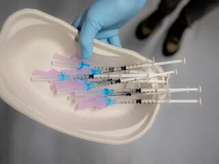 Waarom het vaccineren met AstraZeneca opnieuw is stilgelegd