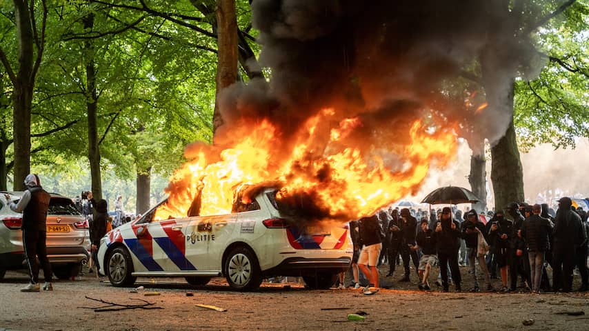 demonstranten-tegen-asielbeleid-lopen-a12-in-den-haag-op-en-belagen-politie.jpg