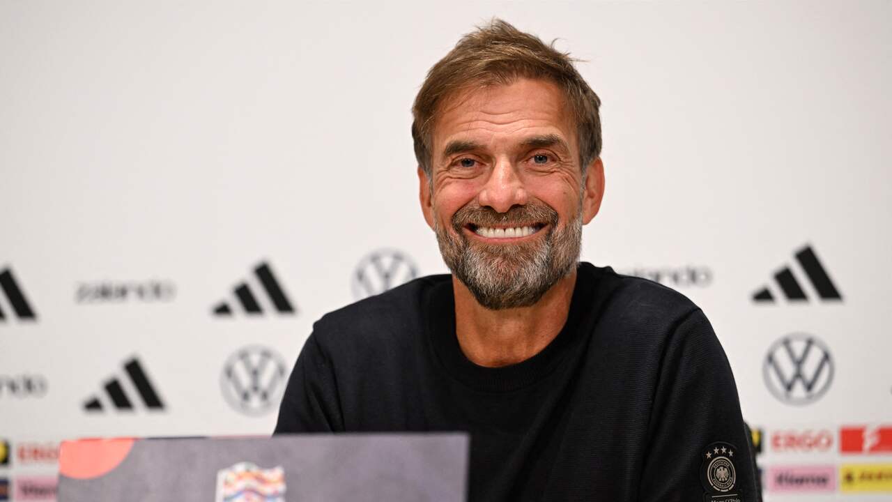 Foto bij Klopp grapt voor duel met Xavi in ArenA: 'Ik ken vast meer Oranjespelers dan hij'