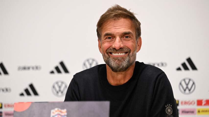 Foto bij Klopp grapt voor duel met Xavi in ArenA: 'Ik ken vast meer Oranjespelers dan hij'