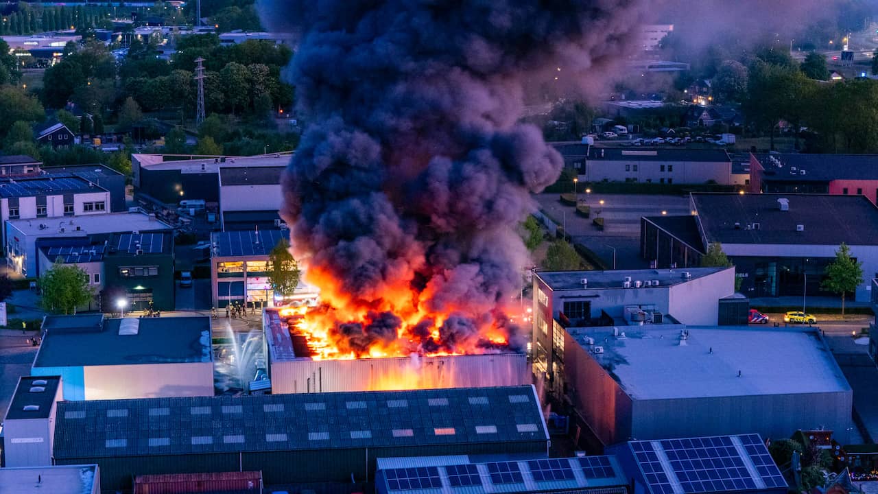 Video | Drone filmt zeer grote brand bij bedrijf in Ermelo