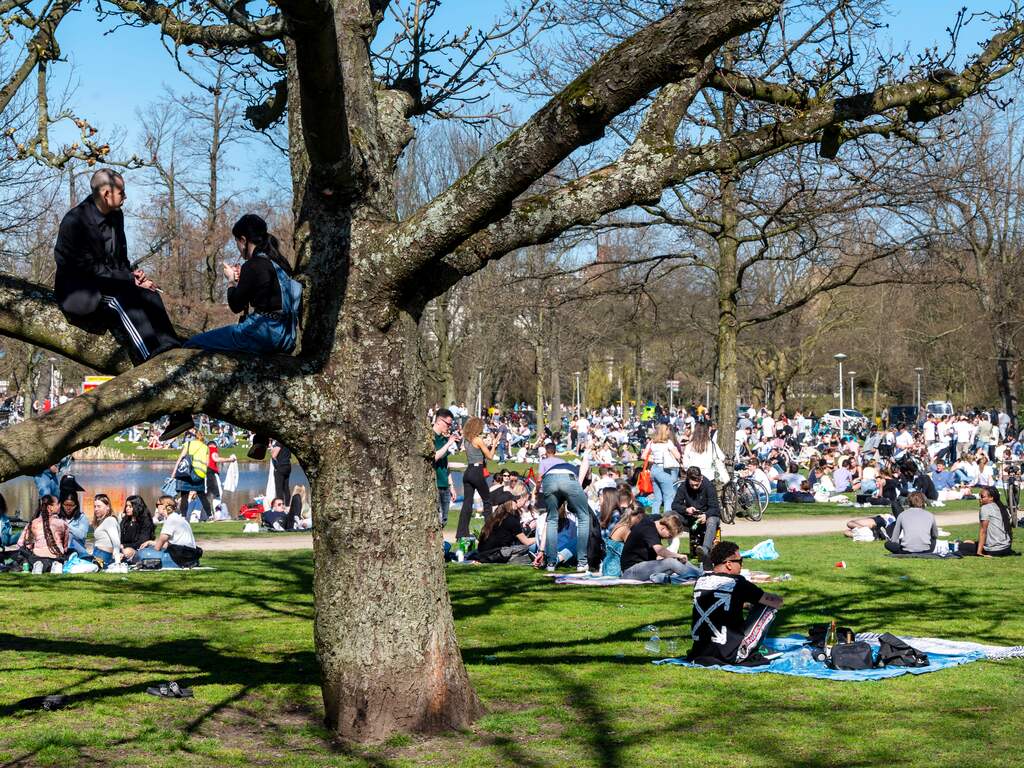 Politie ontruimt Vondelpark wegens drukte, flessen gegooid naar agenten