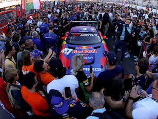 Verstappen maakt indruk met inhaalrace in GT3, straf teammaat kost hem podium