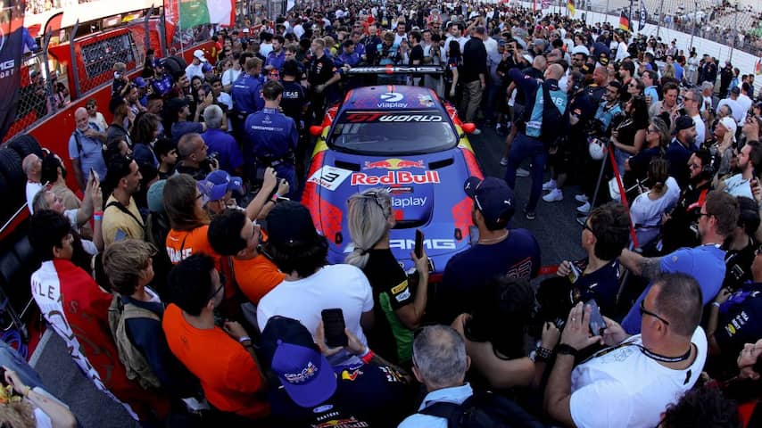 Verstappen maakt indruk met inhaalrace in GT3, straf teammaat kost hem podium