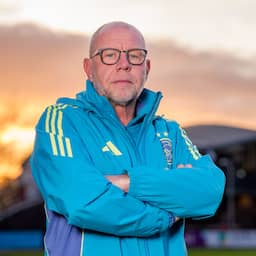 Ajax houdt vertrouwen in Heitinga en voegt met Fred Grim extra assistent toe