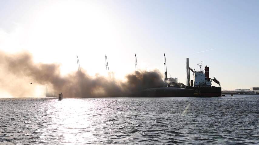 Vrachtschip vol oud ijzer staat in brand in Amsterdam