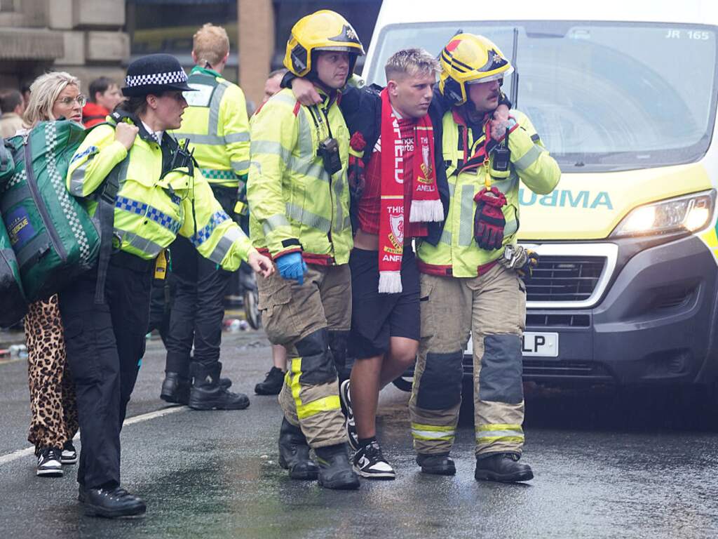 Vier mensen ernstig gewond in ziekenhuis na inrijden op menigte in Liverpool