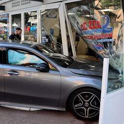 Video | Automobilist parkeert auto in viswinkel in Rijswijk