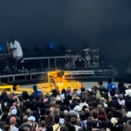 Video | Zangeres Lola Young valt flauw tijdens festivaloptreden in New York