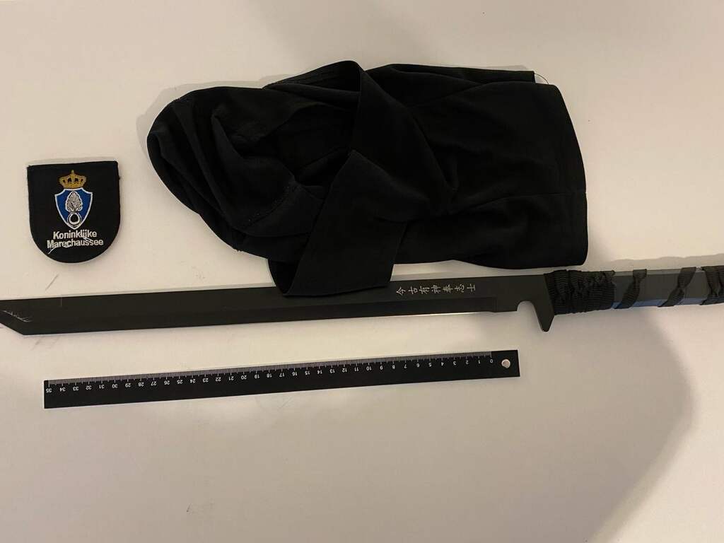 Jongen (14) met zwaard van 60 centimeter aangehouden op Schiphol