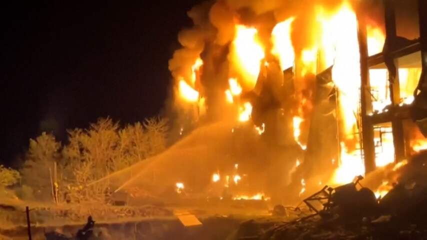 Oekraïense brandweer bestrijdt grote brand na Russische raketaanval