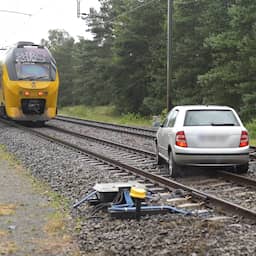 Video | Hulpdiensten halen auto van treinspoor bij Weert