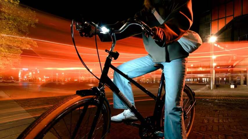 Donkerste dag van het jaar: Luci (27) maakt fietsers zichtbaar van de