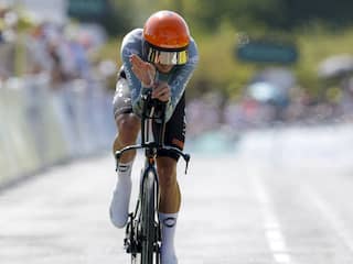 Arensman komt te laat bij start voor Tour-tijdrit: 'Niemand zei dat ik moest gaan'
