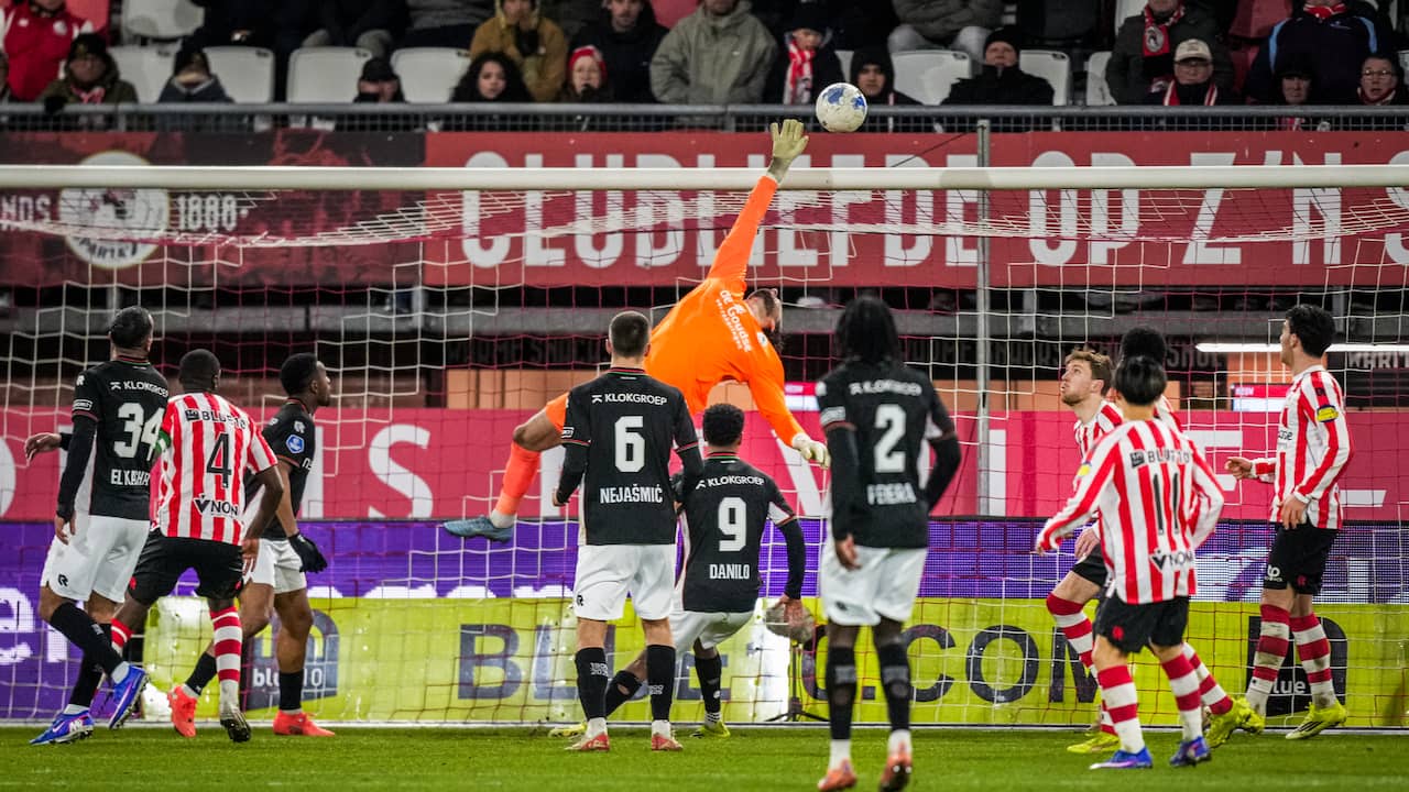 NEC passeert Ajax dankzij punt tegen Sparta in restant van sneeuwwedstrijd
