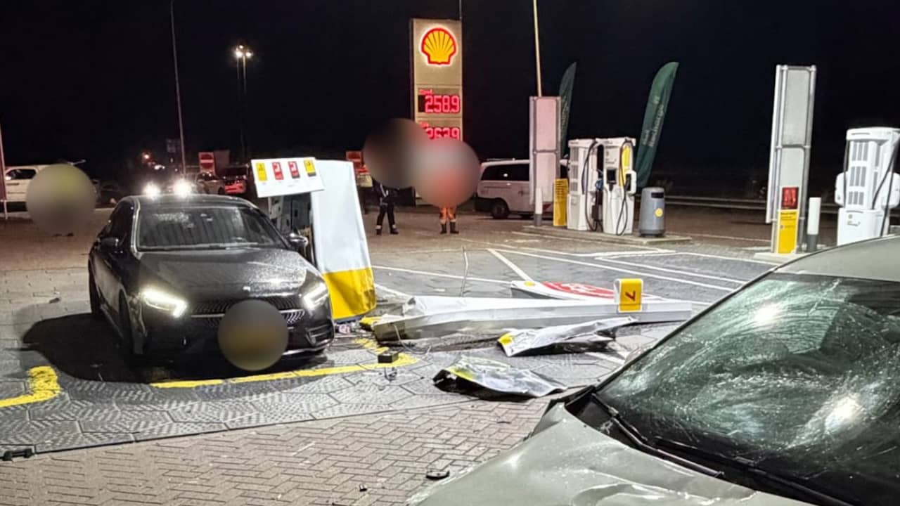 Beschonken bestuurder rijdt benzinepomp omver in Etten-Leur en vlucht weg