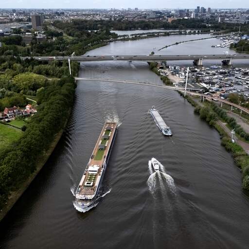 Illustratie bij: Amsterdam-Rijnkanaal blijft 's nachts toch open voor scheepvaart