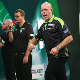 Van Gerwen voorkomt blamage op WK na zwakke start tegen Japanner Tatsunami